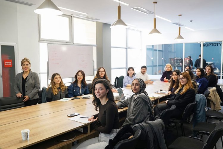 "Yeni Medya Çağında İç Mekan Tasarımı: Yeni Medya ve Dijital İçerik Üretim Alanları" Semineri 